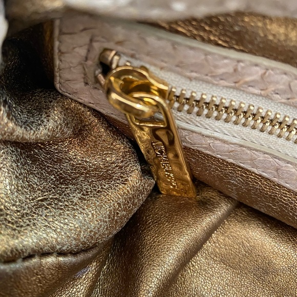 Michael Kors python large green bag with gold hardware - Picture 7 of 8